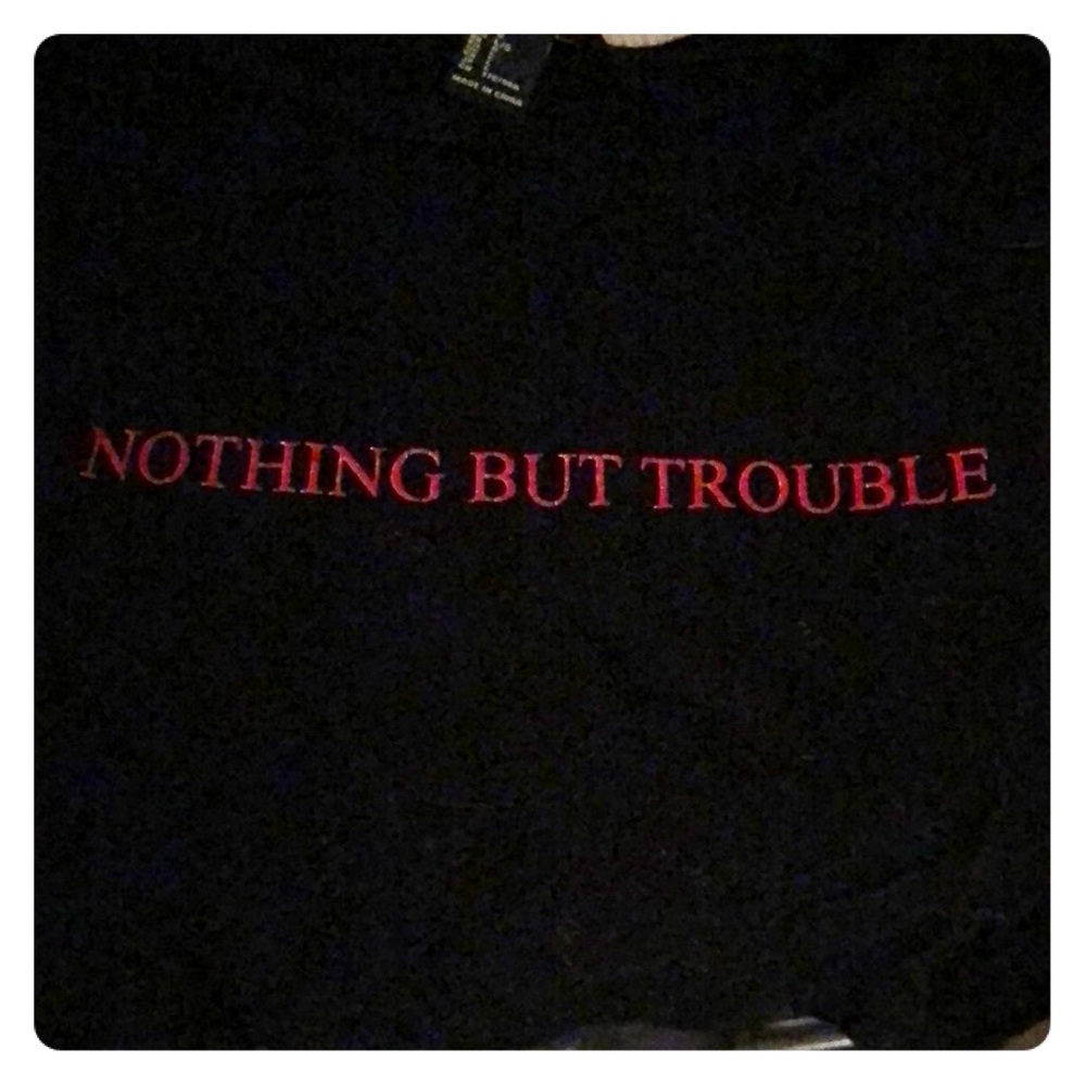 SUPER CUTE “nothing but trouble” crop top 🤪